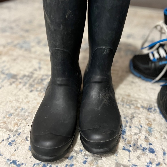 Hunter rain boot. Tall. Size 9 - Picture 3 of 5